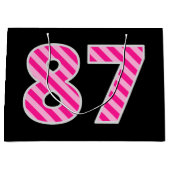 おもしろいストライプのピンク「87」、ハッピー87誕生日、名前 ラージペーパーバッグ (正面)