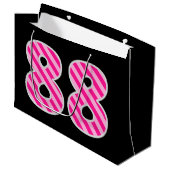 おもしろいストライプのピンク「88」、ハッピー88誕生日、名前 ラージペーパーバッグ (正面アングル)