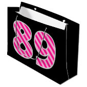 おもしろいストライプのピンク「89」、ハッピー89誕生日、名前 ラージペーパーバッグ (正面アングル)