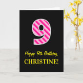 おもしろいストライプのピンク「9」、ハッピー9誕生日、名前 カード (黄色い花)