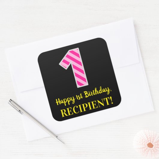 おもしろいストライプピンクの誕生日"1":幸せな1歳の誕生日+名前 スクエアシール (封筒)