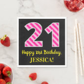 おもしろいストライプピンクの誕生日"21";ハッピー21歳の誕生日;名前 スタンダードランチョンナプキン (インサイチュ)