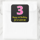 おもしろいストライプピンクの誕生日「3」：ハッピーサードバースデー+名前 スクエアシール (バッグ)