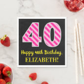 おもしろいストライプピンクの誕生日"40"；ハッピーバースデー；名前 スタンダードランチョンナプキン (インサイチュ)