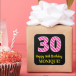 おもしろいストライプピンクの30: Happy 30th Birthday  名前 スクエアシール<br><div class="desc">この陽気な誕生日をテーマにした正方形のシールデザインは、ダークピンクとライトピンクのピンクのパターンを持つ多数の"30"を備えストライプている。また、「30歳の誕生日を祝う」というメッセージや、カスタマイズ可能な名前も掲載している。背景は黒に着色されている。おもしろいやパーソナライズされた嬉しいステッカーは与え、誕生日祝いとして使ったり、贈り物やプレゼントを包んだり、30歳の誕生日にバースデーパーティーの飾り付けとして使わ祝れたりするかもしれない。[～Z0000578]</div>