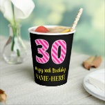 おもしろいストライプピンクの30: Happy 30th Birthday  名前 紙コップ<br><div class="desc">この喜ばしい誕生日をテーマにした四角いステッカーデザインは、ダークピンクとライトピンクのパターンを備えた大きな数の「30」ストライプと、「ハッピーバースデー」と名前をカスタムするを備えている。背景は黒に着色されている。このような明るい紙カップは、誰かの30歳の誕生日を祝って誕生日パーティーで使用するおもしろいかもしれない。[～Z0000580]</div>