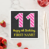 おもしろいストライプピンク色の誕生日"11"; Happy 11"; Name スタンダードランチョンナプキン (インサイチュ)