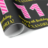 おもしろいストライプピンク色の誕生日"11"; Happy 11"; Name ラッピングペーパー (ロールコーナー)