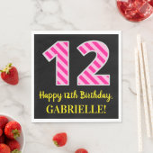 おもしろいストライプピンク色の誕生日"12"; Happy 12"；名前 スタンダードランチョンナプキン (インサイチュ)