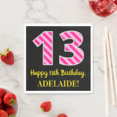 おもしろいストライプピンク色の誕生日"13"; Happy 13 スタンダードランチョンナプキン (インサイチュ)