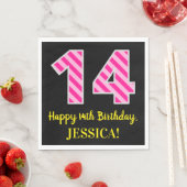おもしろいストライプピンク色の誕生日"14"; Happy 14 スタンダードランチョンナプキン (インサイチュ)