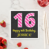 おもしろいストライプピンク色の誕生日"16"; Happy 16 スタンダードランチョンナプキン (インサイチュ)