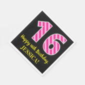 おもしろいストライプピンク色の誕生日"16"; Happy 16 スタンダードランチョンナプキン (角)