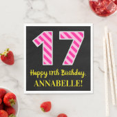 おもしろいストライプピンク色の誕生日"17"; Happy 17 スタンダードランチョンナプキン (インサイチュ)