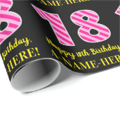 おもしろいストライプピンク色の誕生日"18"; Happy 18 ラッピングペーパー (ロールコーナー)