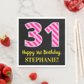 おもしろいストライプピンク色の誕生日"31"; Happy 31 スタンダードランチョンナプキン (インサイチュ)