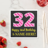 おもしろいストライプピンク色の誕生日"32"; Happy 32 スタンダードランチョンナプキン (インサイチュ)