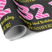 おもしろいストライプピンク色の誕生日"32"; Happy 32 ラッピングペーパー (ロールコーナー)