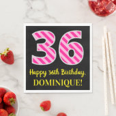 おもしろいストライプピンク色の誕生日"36"; Happy 36 スタンダードランチョンナプキン (インサイチュ)