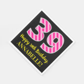 おもしろいストライプピンク色の誕生日"39"; Happy 39 スタンダードランチョンナプキン (角)