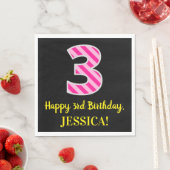 おもしろいストライプピンク色の誕生日「3」、誕生日おめでとう スタンダードランチョンナプキン (インサイチュ)