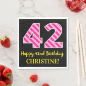 おもしろいストライプピンク色の誕生日"42"; Happy 42 スタンダードランチョンナプキン (インサイチュ)
