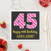 おもしろいストライプピンク色の誕生日"45"; Happy 45 スタンダードランチョンナプキン (インサイチュ)