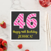 おもしろいストライプピンク色の誕生日"46"; Happy 46 スタンダードランチョンナプキン (インサイチュ)