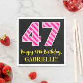 おもしろいストライプピンク色の誕生日"47"; Happy 47 スタンダードランチョンナプキン (インサイチュ)