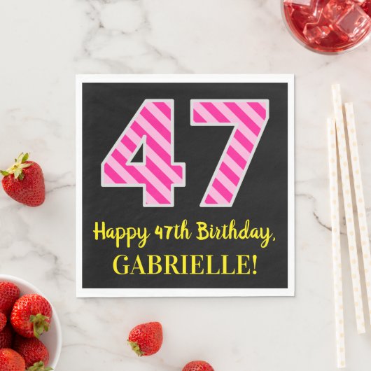 おもしろいストライプピンク色の誕生日"47"; Happy 47 スタンダードランチョンナプキン (インサイチュ)