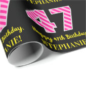 おもしろいストライプピンク色の誕生日"47"; Happy 47 ラッピングペーパー (ロールコーナー)