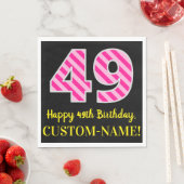 おもしろいストライプピンク色の誕生日"49"; Happy 49 スタンダードランチョンナプキン (インサイチュ)