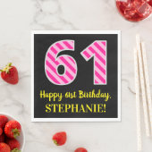 おもしろいストライプピンク色の誕生日"61"; Happy 61 スタンダードランチョンナプキン (インサイチュ)