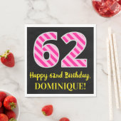 おもしろいストライプピンク色の誕生日"62"; Happy 62 スタンダードランチョンナプキン (インサイチュ)
