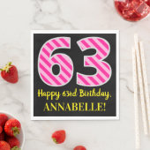 おもしろいストライプピンク色の誕生日"63"; Happy 63 スタンダードランチョンナプキン (インサイチュ)