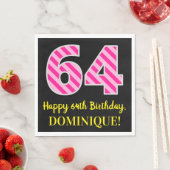 おもしろいストライプピンク色の誕生日"64"; Happy 64 スタンダードランチョンナプキン (インサイチュ)