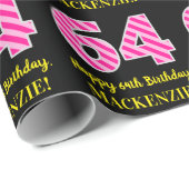 おもしろいストライプピンク色の誕生日"64"; Happy 64 ラッピングペーパー (ロールコーナー)