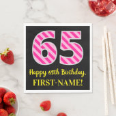 おもしろいストライプピンク色の誕生日"65"; Happy 65 スタンダードランチョンナプキン (インサイチュ)