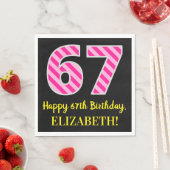 おもしろいストライプピンク色の誕生日"67"; Happy 67 スタンダードランチョンナプキン (インサイチュ)