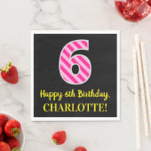 おもしろいストライプピンク色の誕生日「6」、Happy 6th System、Name スタンダードランチョンナプキン (インサイチュ)