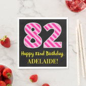 おもしろいストライプピンク色の誕生日"82"; Happy 82 スタンダードランチョンナプキン (インサイチュ)