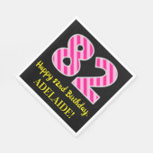 おもしろいストライプピンク色の誕生日"82"; Happy 82 スタンダードランチョンナプキン (角)