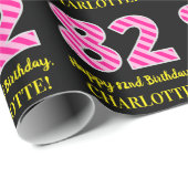 おもしろいストライプピンク色の誕生日"82"; Happy 82 ラッピングペーパー (ロールコーナー)