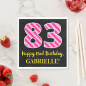 おもしろいストライプピンク色の誕生日"83"; Happy 83 スタンダードランチョンナプキン (インサイチュ)