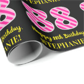 おもしろいストライプピンク色の誕生日"88"; Happy 88";名前 ラッピングペーパー (ロールコーナー)