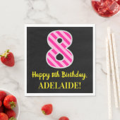 おもしろいストライプピンク色の誕生日"8"; Happy 84 スタンダードランチョンナプキン (インサイチュ)