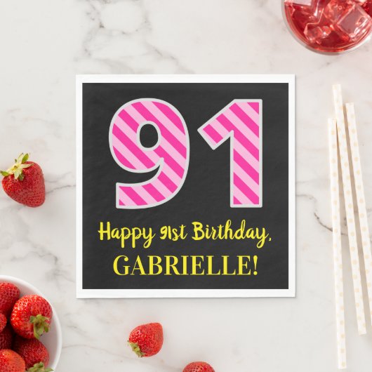 おもしろいストライプピンク色の誕生日"91"; Happy 91 スタンダードランチョンナプキン (インサイチュ)