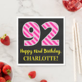 おもしろいストライプピンク色の誕生日"92"; Happy 92 スタンダードランチョンナプキン (インサイチュ)