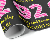 おもしろいストライプピンク色の誕生日"92"; Happy 92 ラッピングペーパー (ロールコーナー)