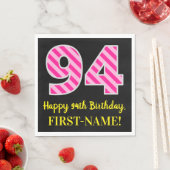 おもしろいストライプピンク色の誕生日"94"; Happy 94 スタンダードランチョンナプキン (インサイチュ)